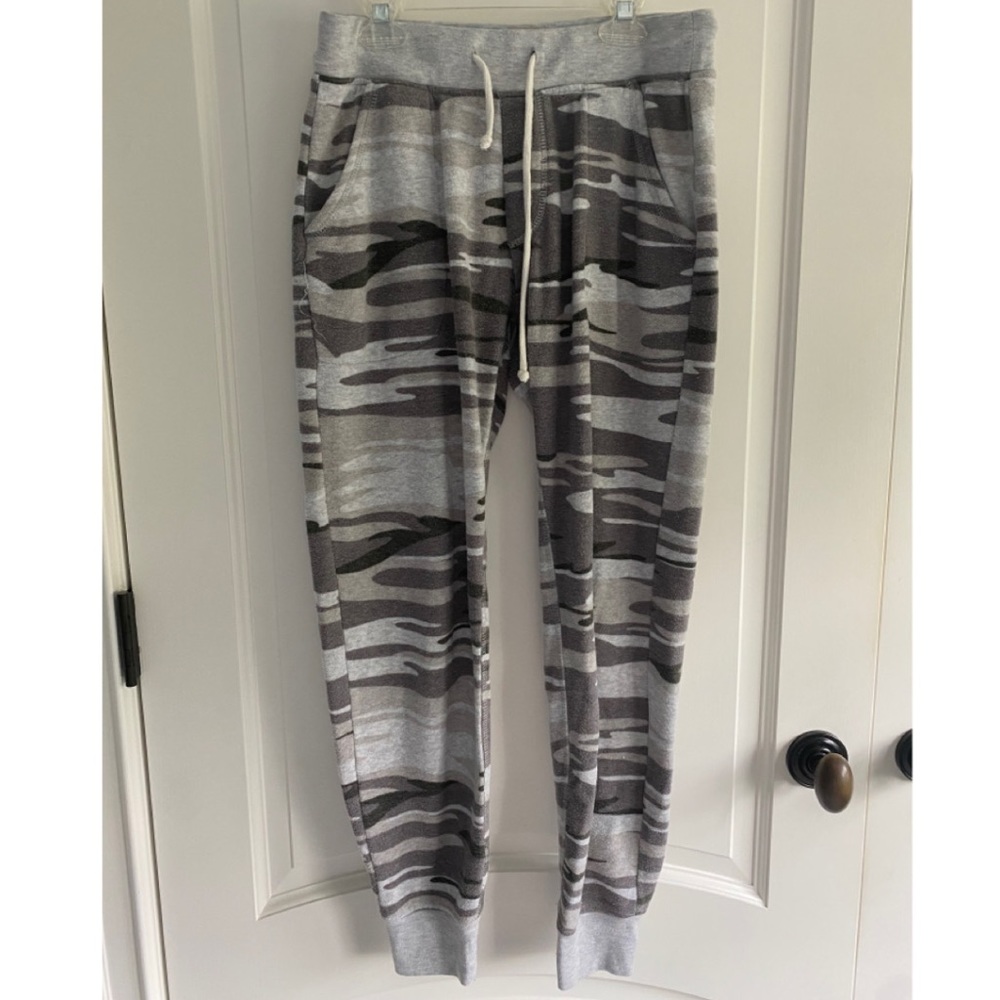 Alternative camo joggers size S